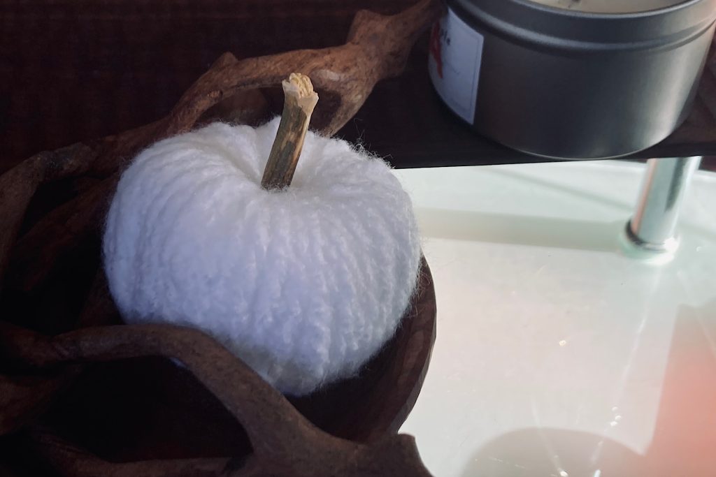 adding stem to white yarn pumpkin