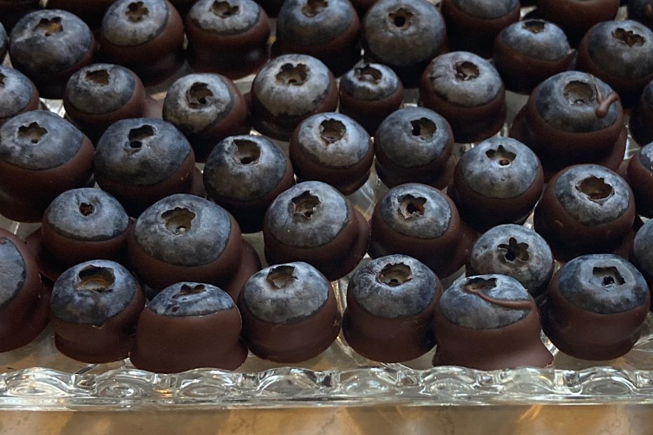 chocolate dipped blueberries